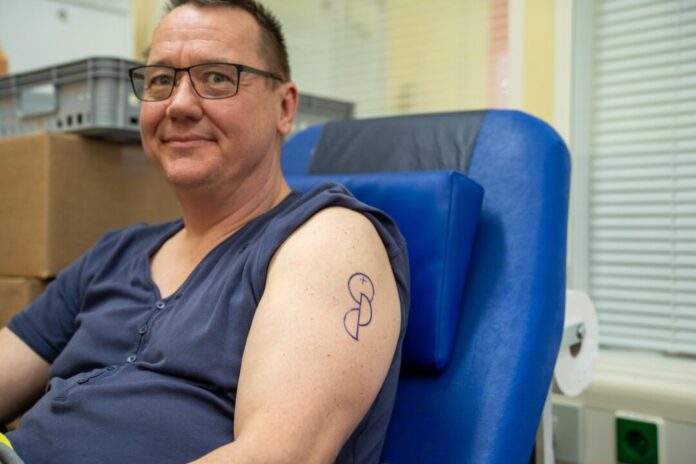 Tattoo-Aktion an der Uniklinik Münster Konstantin Bolwin hat sich das Symbol der Organspende auf den Oberarm tätowieren lassen.