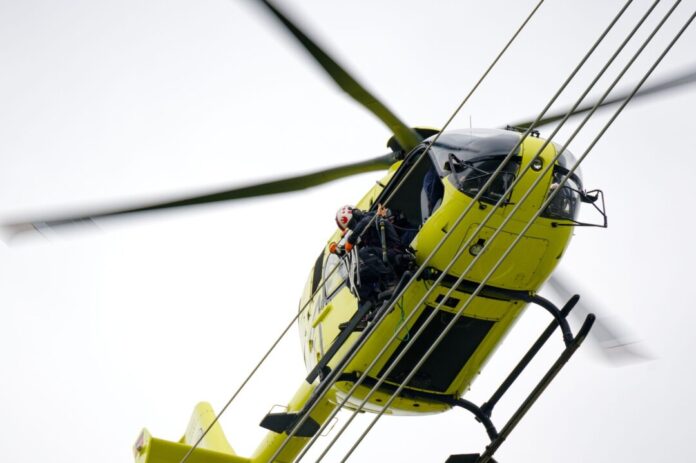 Helikopterarbeiten an Stromleitung Vögel sollen die dünnen Blitzschutzseile zwischen den Masten mit Hilfe der schwarz-weißen Lamellen besser sehen können. Die Markierungen sollen das Kollisionsrisiko vermindern.