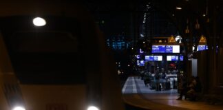 Deutsche Bahn: Störung ist behoben – Verkehr läuft wieder an Bundesweit standen am Abend die Züge still.