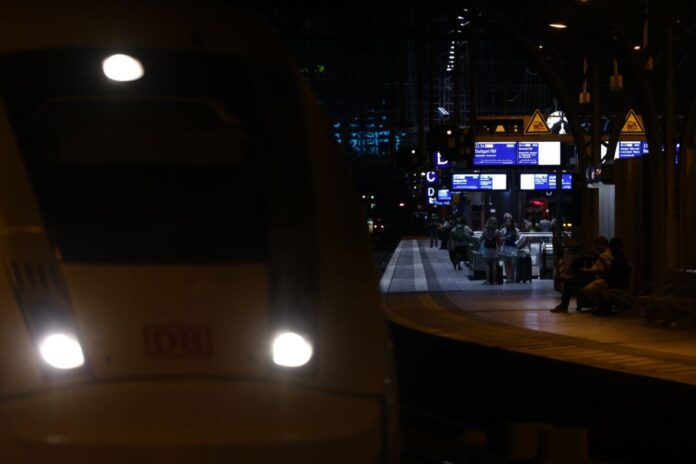 Funkstörung im Zugverkehr Bundesweit standen am Abend die Züge still.