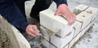 Regeln für Handwerker in NRW – Brüssel leitet Verfahren ein Maurer, die bestimmte Bauanträge stellen wollen, müssen in NRW niedergelassen oder beschäftigt sein oder dort wohnen. (Symbolbild)