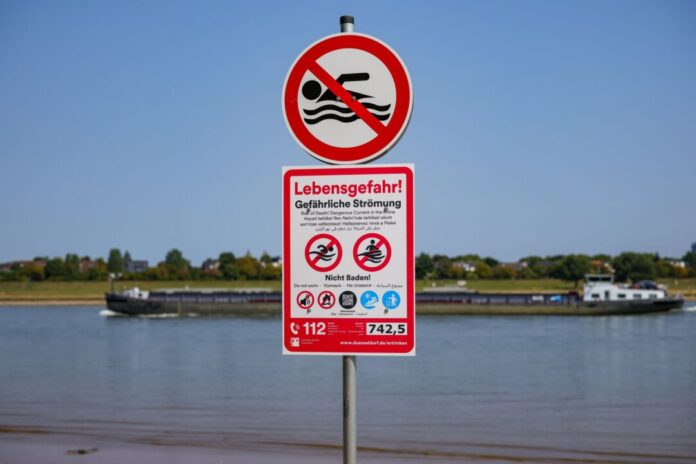 Kontrollmaßnahmen für Badeverbot am Rhein Baden verboten: Am Rhein gibt es in vielen Kommunen Badeverbote - die trotzdem regelmäßig missachtet werden. (Archivbild)