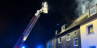 Wohnhausbrand und Explosion: Ermittlungen gegen Hausbewohner Erst brannte Unrat im Hinterhof, dann breitete sich das Feuer auf den Dachstuhl aus.