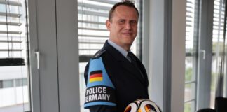Ein Polizist aus NRW auf WM-Mission in den USA Polizeioberrat Mika Stalleicken blickt in die Kamera. Er soll im Fußball-WM-Lagezentrum in den USA als Verbindungsbeamter der deutschen Polizei tätig sein.