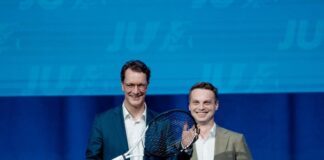 JU-Gipfel in Gütersloh – Zverev-Schläger für Wüst Hendrik Wüst (CDU, l), Ministerpräsident von Nordrhein-Westfalen, steht mit einem Tennisschläger auf der Bühne des NRW-Tags der Jungen Union (JU) mit dem Landesvorsitzenden der JU von Nordrhein-Westfalen Kevin Gniosdorz