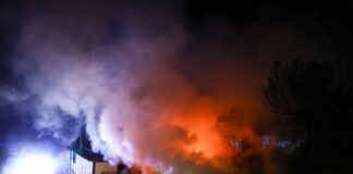 Zwei Autos und ein Carport brennen in Wengern Bei dem Brand wurde niemand verletzt.