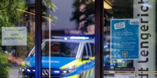 Mann übergießt sich in Rathaus mit brennbarer Flüssigkeit Ein Mann hat sich im Rathaus von Lengerich bei Münster mit einer brennbaren Flüssigkeit übergossen.