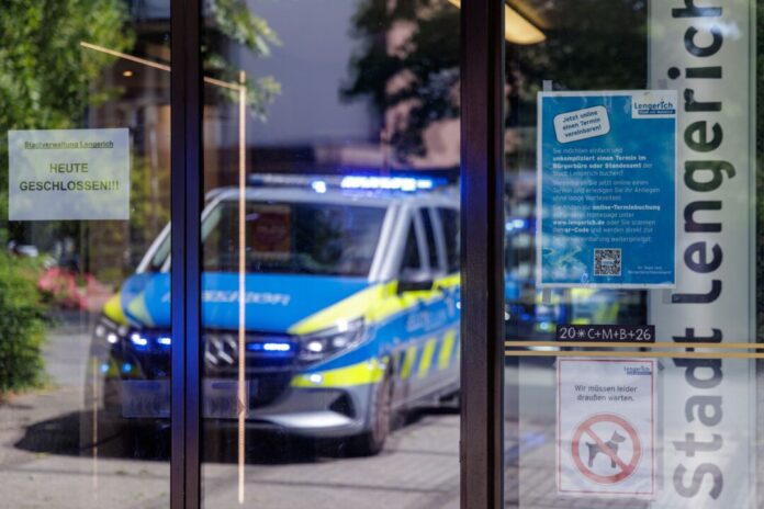Großeinsatz am Rathaus Lengerich Ein Mann hat sich im Rathaus von Lengerich bei Münster mit einer brennbaren Flüssigkeit übergossen.