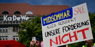 Erneut Warnstreiks im Handel – 31 Ikea-Filialen betroffen Handelsbeschäftigte streikten am Freitag in Berlin für höhere Löhne.