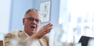 Niederländischer Bürgermeister: Grenzkontrollen schaden uns Der Bürgermeister von Nimwegen und Chef der Euregio Rhein-Waal, Hubert Bruls, kritisiert die deutschen Grenzkontrollen scharf.