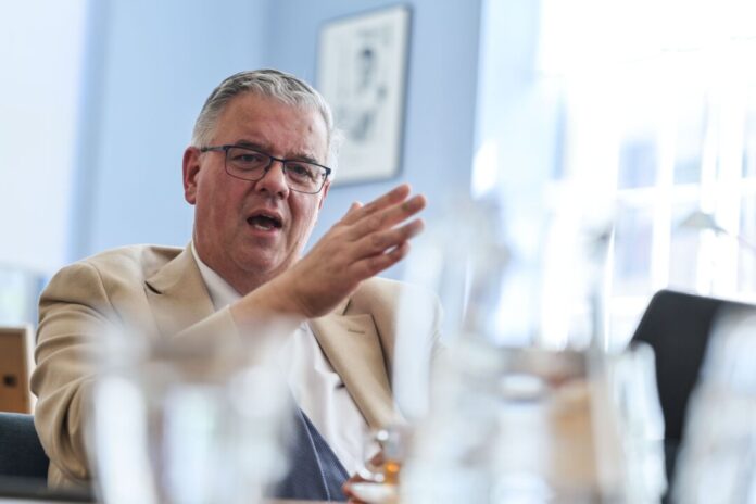 Hubert Bruls Der Bürgermeister von Nimwegen und Chef der Euregio Rhein-Waal, Hubert Bruls, kritisiert die deutschen Grenzkontrollen scharf.