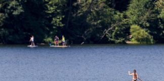 Diese Badeseen sorgen für Abkühlung An der Sechs-Seen-Platte in Duisburg ist auch Stand-Up-Paddle möglich.