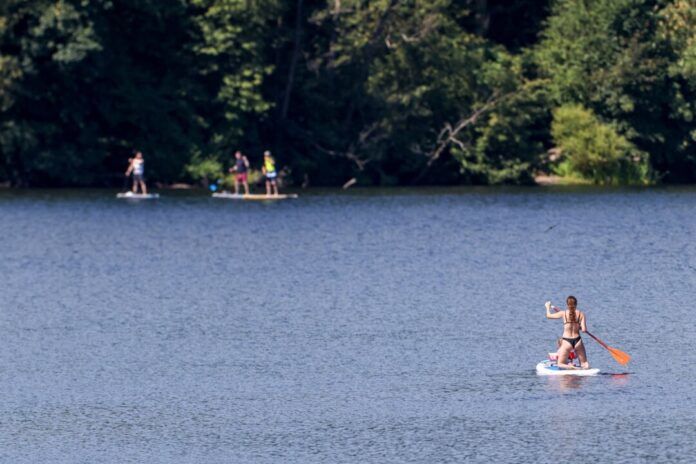 Hitze in Deutschland - Nordrhein-Westfalen An der Sechs-Seen-Platte in Duisburg ist auch Stand-Up-Paddle möglich.