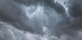 Warnung vor schweren Gewittern Für den Großraum Köln-Düsseldorf gibt es Unwetterwarnungen vor schweren Gewittern. (Symbolbild)