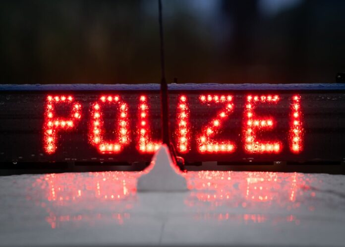 Symbolfoto Polizei Der Fahrer des Lkws blieb unverletzt. (Symbolbild)