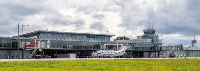 Weltrekordversuch im Fallschirmspringen 2021 kurz vor der Pleite, danach wieder etwas im Aufwind: der Flughafen Paderborn/Lippstadt.