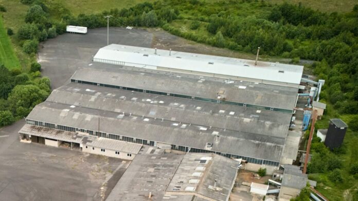 Zoll stoppt illegale Zigarettenfabrik Die Zollfahnder gehen davon aus, dass die Beschuldigten mehr als 80 Millionen Zigaretten umgeschlagen haben.
