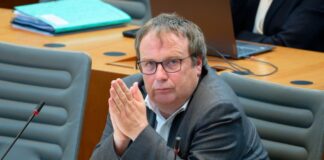 Sperrungen auf Straße und Schiene: Wie geht es voran in NRW? Nordrhein-Westfalens Verkehrsminister Oliver Krischer (Grüne) hat gerade wenig Grund zur Freude.