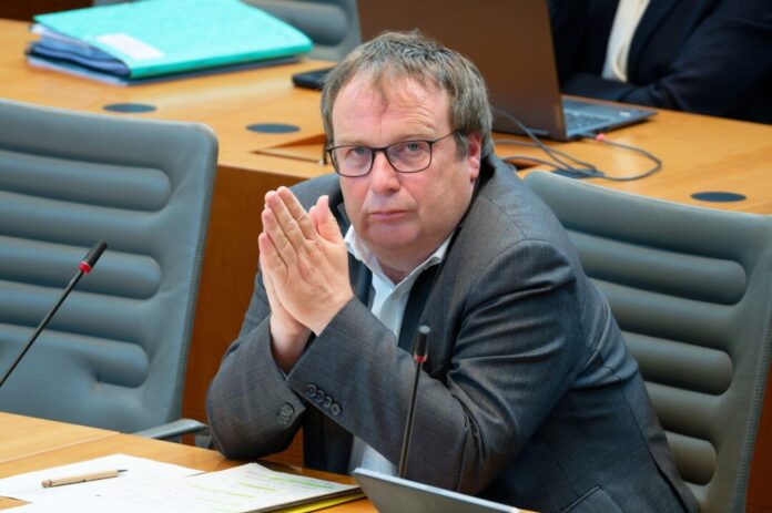 Plenarsitzung des Landtags von Nordrhein-Westfalen Nordrhein-Westfalens Verkehrsminister Oliver Krischer (Grüne) hat gerade wenig Grund zur Freude.
