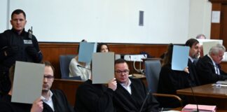 BGH bestätigt Freisprüche nach tödlichen Polizeischüssen Die Angeklagten sitzen während des Prozesses mit ihren Rechtsanwälten im Gerichtssaal. (Archivbild)