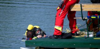 Suche nach vermisstem 14-Jährigen in See wird fortgesetzt Die Begleiter versuchten noch, den 14-Jährigen über Wasser zu halten, konnten jedoch nicht verhindern, dass er unterging.