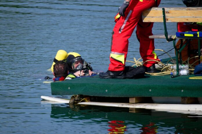 Suche in Badesee nach vermisster Person Die Begleiter versuchten noch, den 14-Jährigen über Wasser zu halten, konnten jedoch nicht verhindern, dass er unterging.