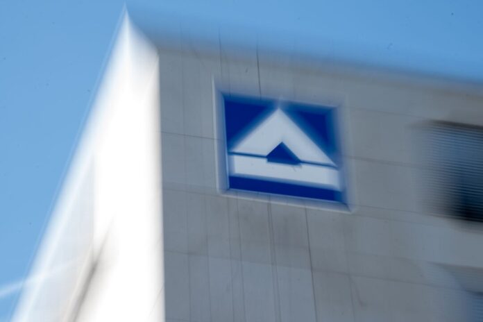 Baukonzern Hochtief Ab Montag ist der Essener Baukonzern Hochtief im Aktien-Leitindex Dax, in dem die 40 größten börsennotierten Unternehmen Deutschlands vertreten sind.