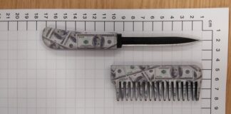 Überraschung am Flughafen: Kamm ist ein Messer Bei einer Kontrolle am Kölner Flughafen flog ein vermeintlicher Kamm als getarntes Messer auf. (Handout)