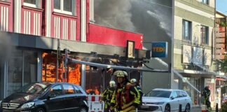 Weiter Löscharbeiten an zerstörtem Discounter in Bochum Auch in der Nacht gingen die Löscharbeiten weiter.