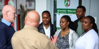 Erst deutsch, dann «illegal» – eine Familie und ein Kaiser Anwalt Daniel Nierenz (l) und ein Mitarbeiter im Gespräch mit Akouvi Nono Liebl (v.l.), Ami Tido Liebl, Teko Folly-Ady und Afi Linam Liebl.