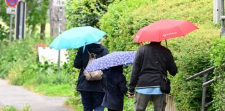 Wolken, Regen und Gewitter – ab Dienstag unter 20 Grad Auch zu Beginn der neuen Woche sollten die Menschen in Nordrhein-Westfalen ihre Regenschirme bereithalten. (Symbolbild)