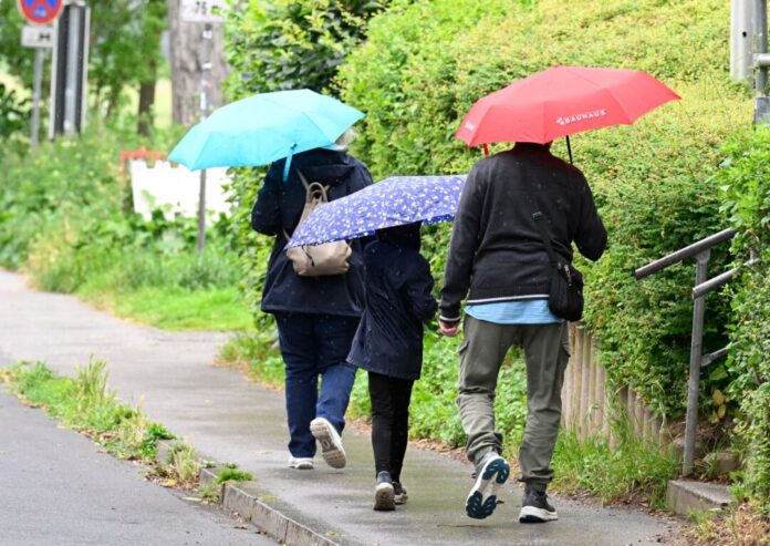 Schauer und Gewitter in Nordrhein-Westfalen erwartet Auch zu Beginn der neuen Woche sollten die Menschen in Nordrhein-Westfalen ihre Regenschirme bereithalten. (Symbolbild)