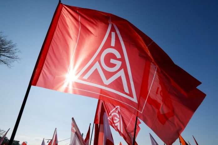 IG Metall-Flaggen Die IG Metall NRW befürchtet einen Abbau des Sozialstaates und will im Juli an 14 Orten dagegen protestieren. (Symbolbild)