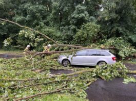 Gewitter ziehen über den Süden Nordrhein-Westfalens Bei schweren Gewittern in Nordrhein-Westfalen kamen auch Autos zu Schaden.