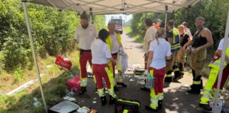 Zwei E-Scooter-Fahrer bei Unfall lebensgefährlich verletzt Zwei E-Scooter-Fahrer sind nach einem Zusammenstoß in Wachtendonk lebensgefährlich verletzt.