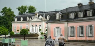 Das Freibad-Wetter lässt auf sich warten Regensachen dabei? So sah es am Düsseldorfer Schloss Benrath vergangene Woche aus, und auch diese Woche könnte es wieder regnen.