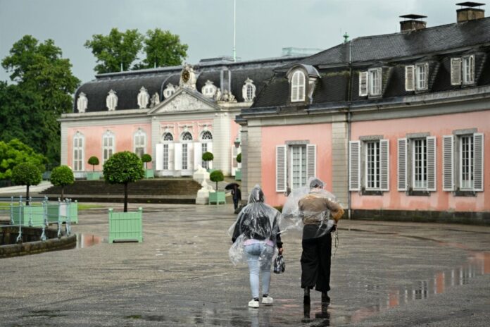 Regen am Schloss Benrath Regensachen dabei? So sah es am Düsseldorfer Schloss Benrath vergangene Woche aus, und auch diese Woche könnte es wieder regnen.