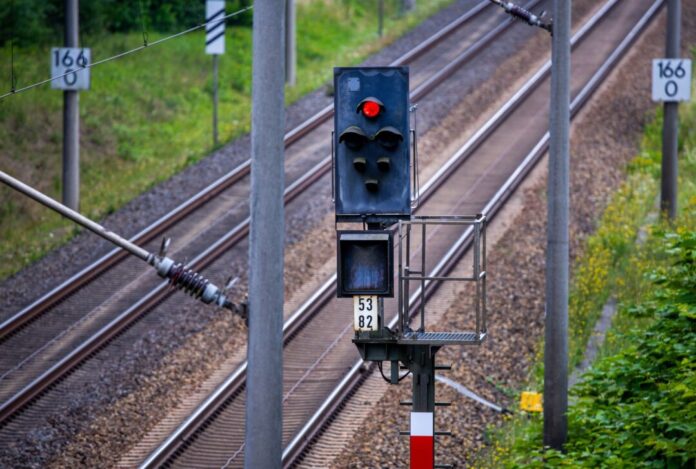 Sauerland-Bahnstrecke bis Juli dicht - lange Sperrung 2027 Auf Bahnreisende im Sauerland kommen vor allem 2027 lange Streckensperrungen zu - eine erste Bauphase beginnt aber schon am Montag. (Symbolbild)