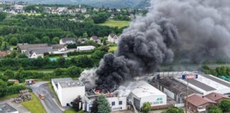 Großbrand in Lagerhalle – A1 zeitweise gesperrt Anwohner wurden wegen des starken Rauchs gebeten, Fenster und Türen geschlossen zu halten.