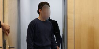 Schüler als islamistischer Messerangreifer vor Gericht Der Angeklagte betritt den Gerichtssaal.