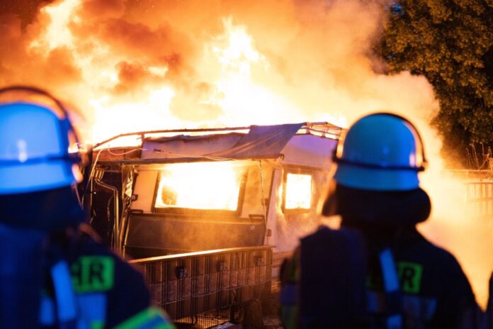 Verletzte und großer Schaden nach Brand auf Campingplatz Das Feuer brach am frühen Morgen aus.