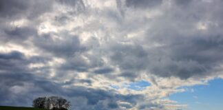 Wechselhaftes Wetter – Gewitter mit Böen möglich Wechselhaftes Wetter mit Wolken und Regen (Symbolbild)