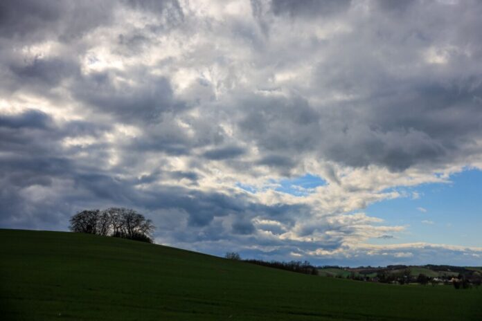 Wolken Wechselhaftes Wetter mit Wolken und Regen (Symbolbild)