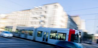 Mehr Unfälle im Nahverkehr – Wie reagieren die Betriebe? Straßenbahnen und Autos fahren am Graf-Adolf-Platz. (Symbolbild)