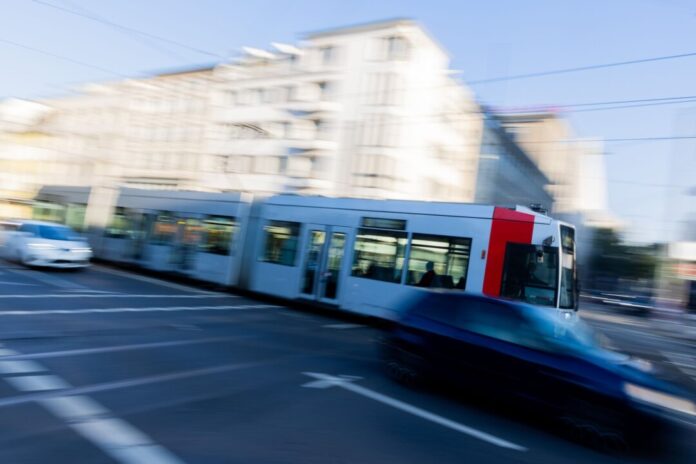 Straßenbahnen und Autos fahren am Graf-Adolf-Platz. (Symbolbild)