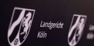 76-Jährige soll an Demenz erkrankten Ehemann erstochen haben Eine 76-Jährige ist vor dem Landgericht in Köln angeklagt worden. (Illustration)