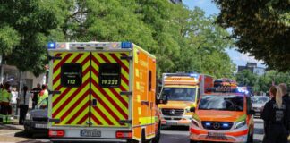 Kleinkind stirbt nach Sturz aus Mehrfamilienhaus Einsatzfahrzeuge stehen auf der Straße. In Wuppertal ist ein Kleinkind aus einem Mehrfamilienhaus gestürzt und gestorben.