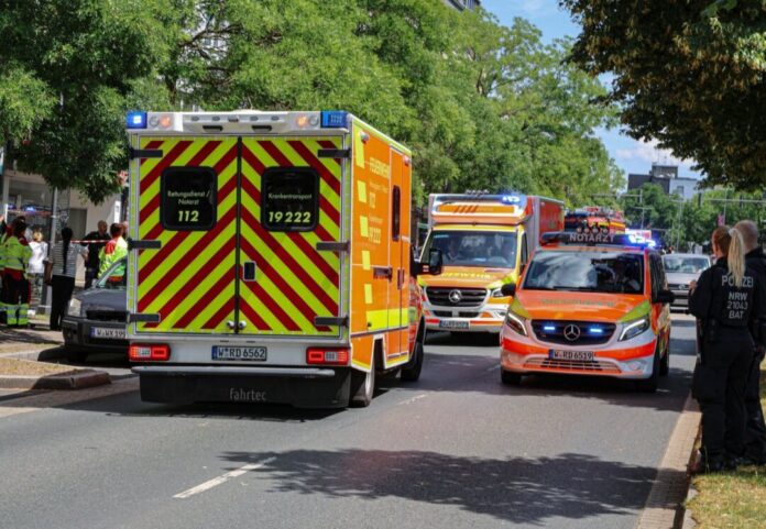 Kleinkind stirbt bei Sturz aus Mehrfamilienhaus Einsatzfahrzeuge stehen auf der Straße. In Wuppertal ist ein Kleinkind aus einem Mehrfamilienhaus gestürzt und gestorben.