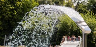 Schwülheißes Wetter mit Unwettern in Nordrhein-Westfalen Bei hohen Temperaturen bietet etwa das Kölner Stadionbad Abkühlung.