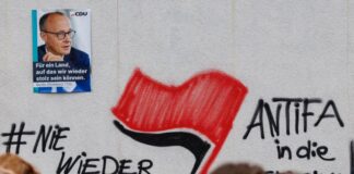 Ermittlungen nach Anti-Merz-Graffitis eingestellt Unbekannte hatten vor einem Wahlkampfauftritt des damaligen Kanzlerkandidaten Friedrich Merz (CDU) Graffitis an eine Wand gesprüht. (Archivbild)